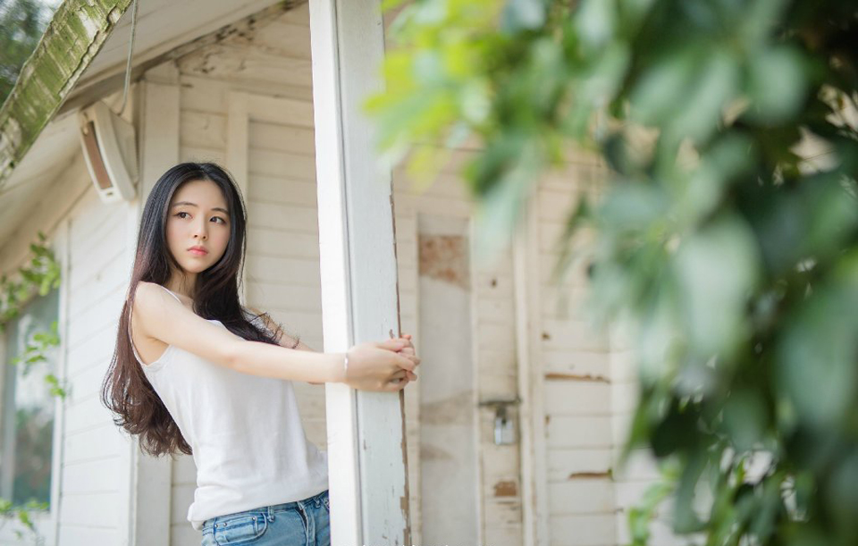 “不知道。”大乔没好气的拉起小乔，貂蝉在这骠骑府中的地位是无人可以撼动的，哪怕是身为汉家公主，名义上与貂蝉并列的刘芸都不可以，这点大家心照不宣，作为两个被吕布抢来的女人，也没什么好抱怨的。